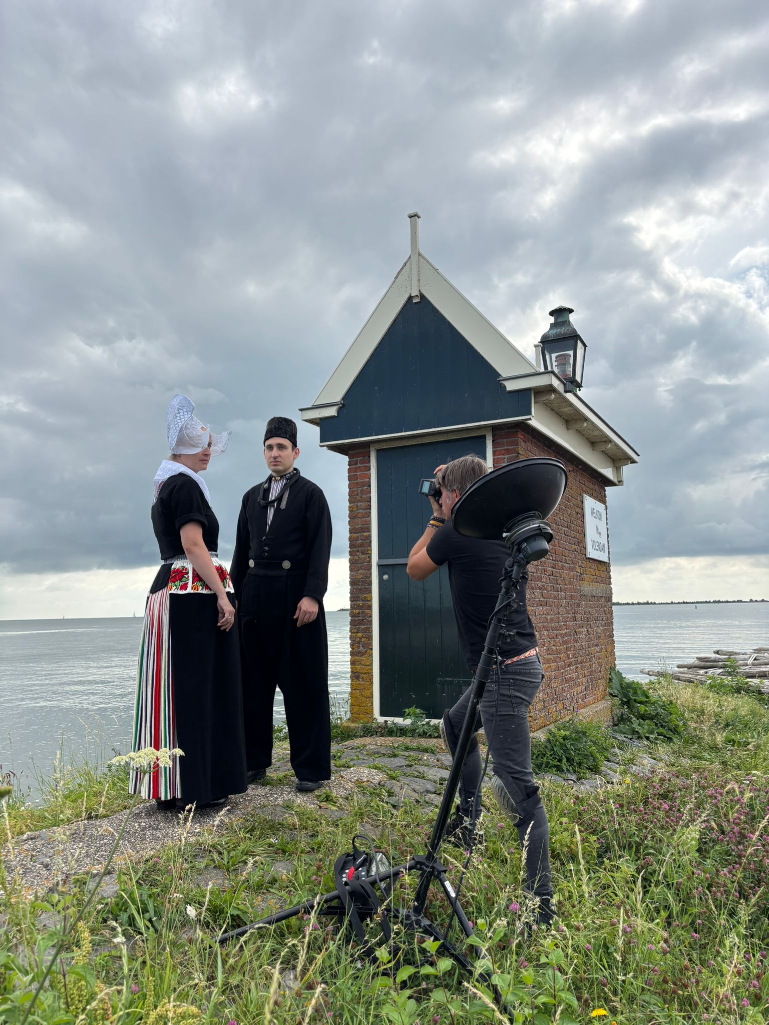 shotten aan de haven van Volendam, traditionele dracht, Rem van den Bosch 