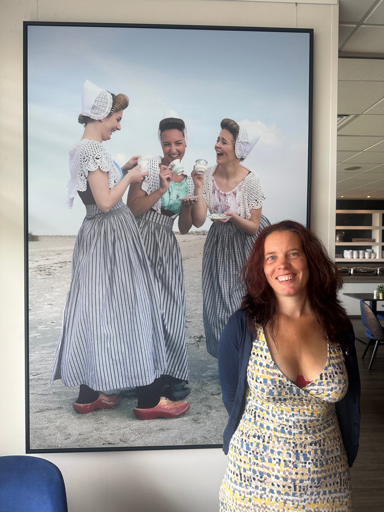 Terneuzen Hotels werk van Rem van Den Bosch. Drie Zeeuwse boerinnen met koffie 
