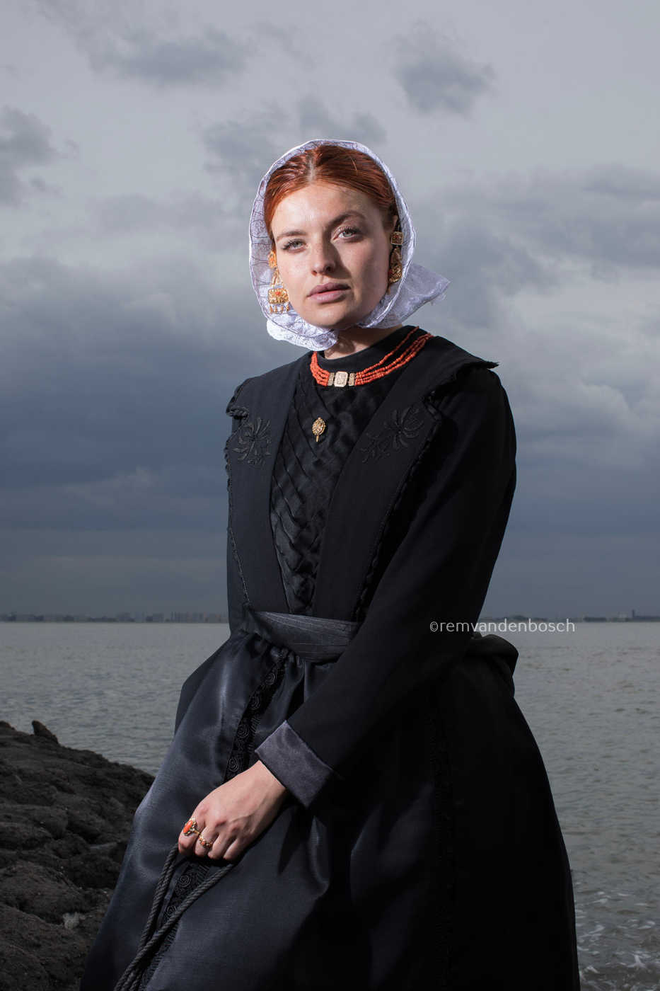 Charlotte in de Cadzandse dracht aan het water, Foto Rem van den Bosch 
