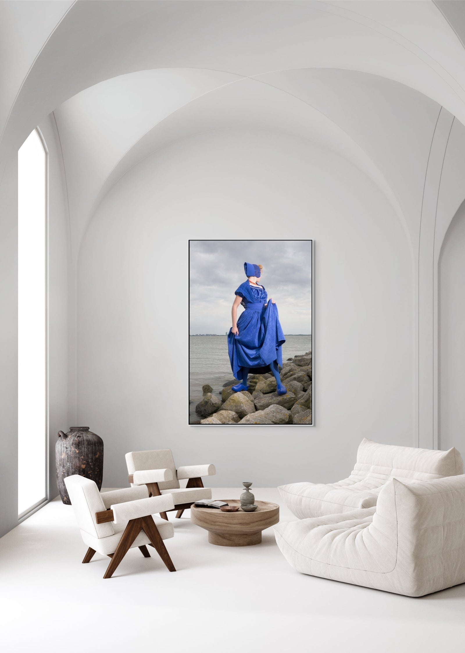 mock up wahine in blauwe walcherse dracht op de dijk, rem van Den Bosch