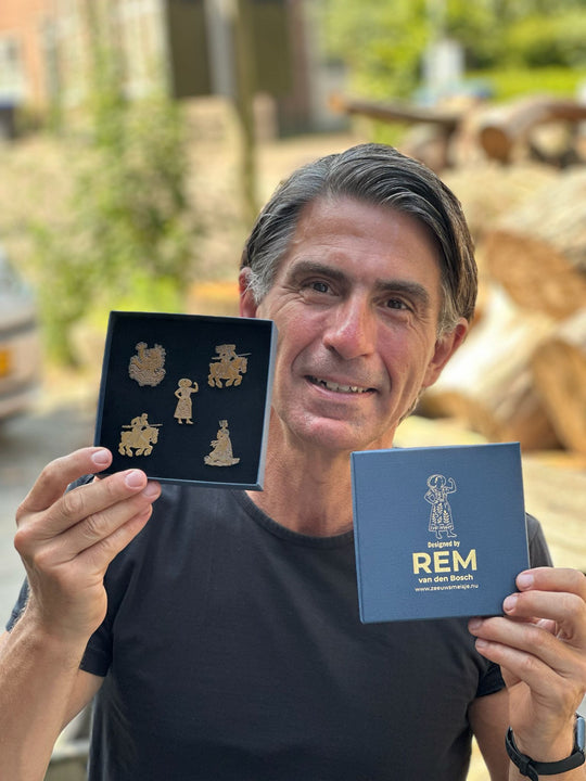 Rem met set Zeeuws Meisje broches 