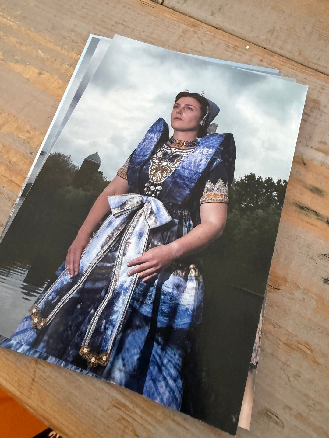 Moderne dracht van Axel 