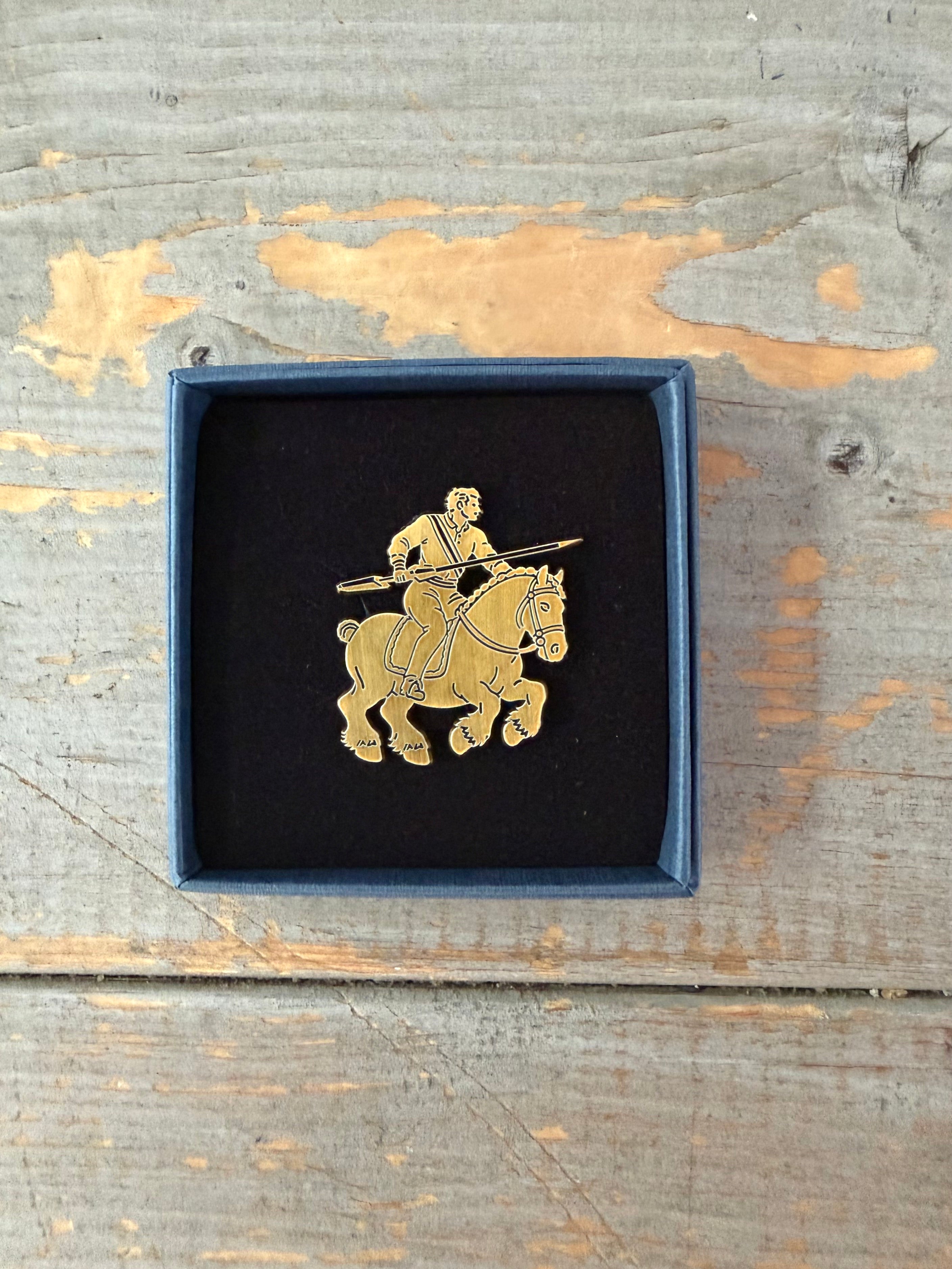 ringrijder man broche 