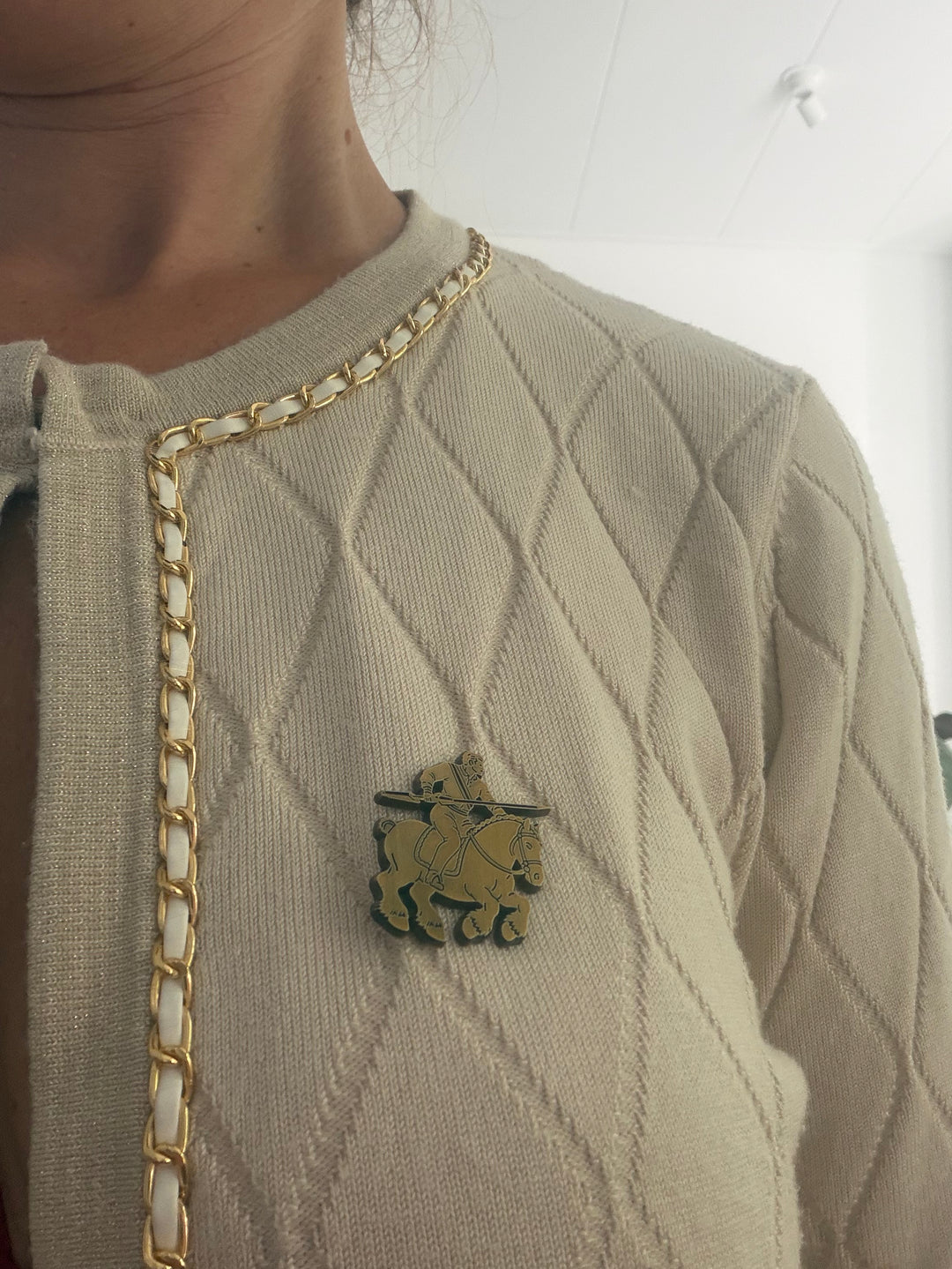 ringrijder man broche 