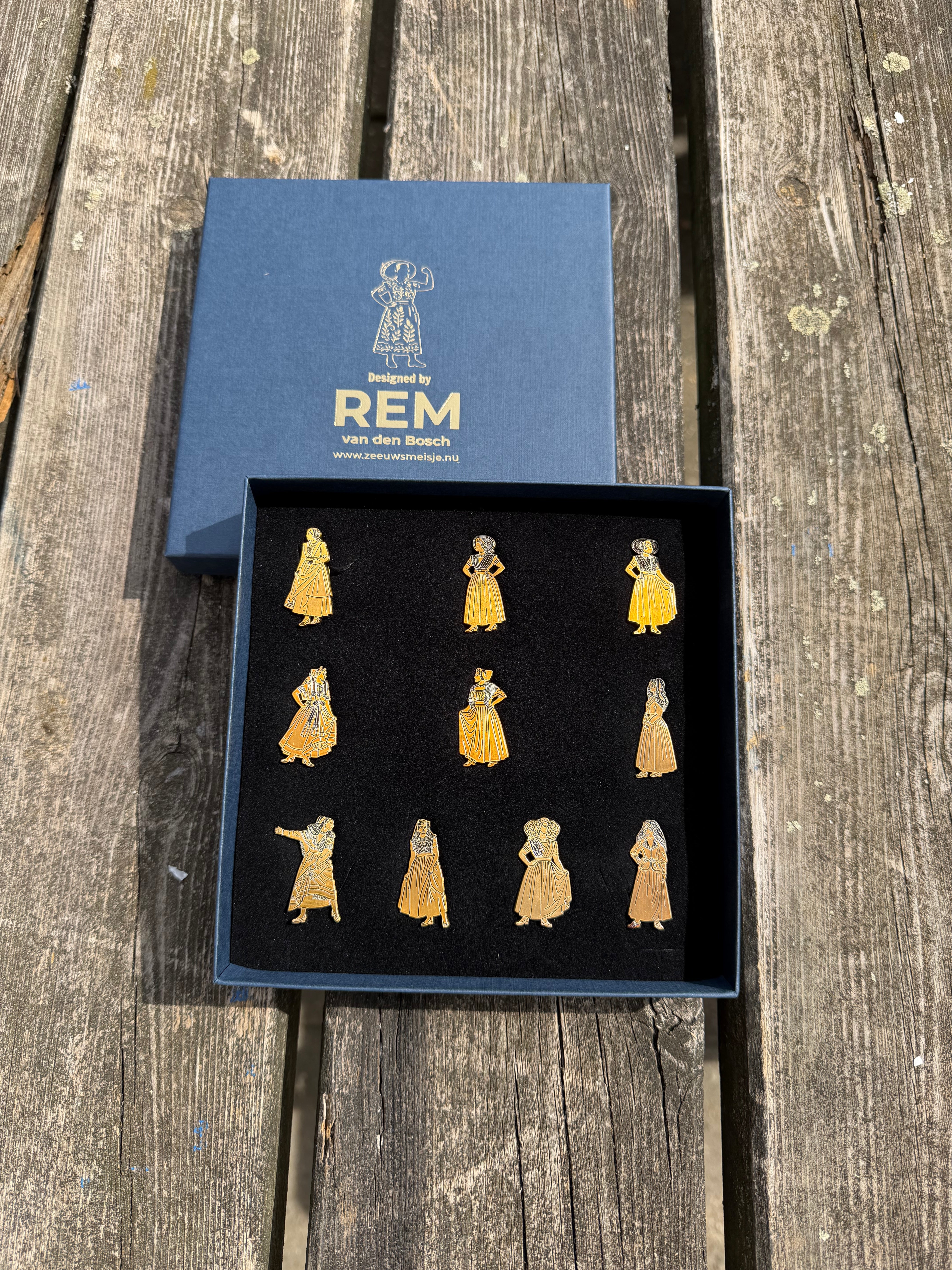 Set van 10 Zeeuwse broches 