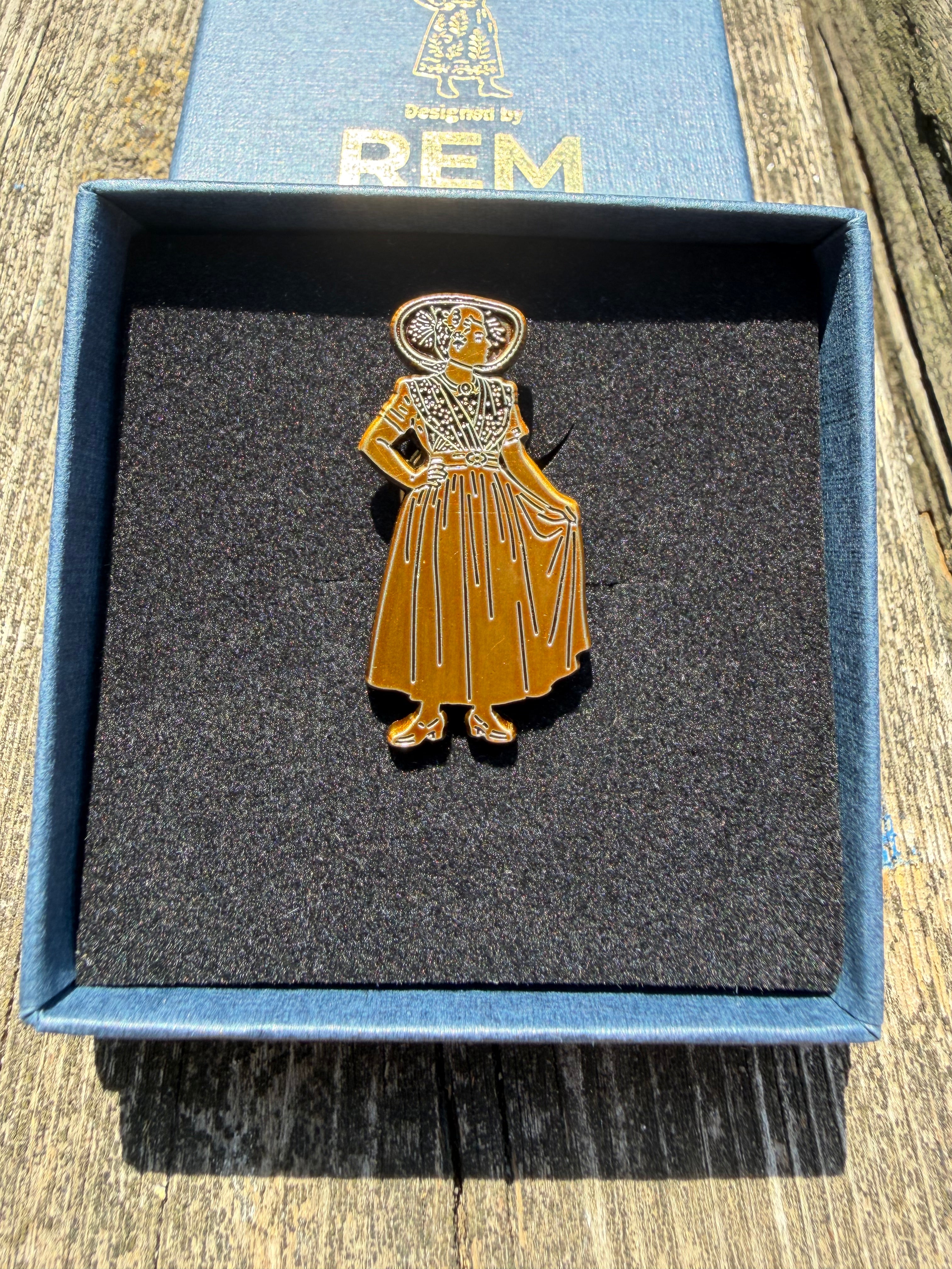 Nieuwlandse boerin broche 