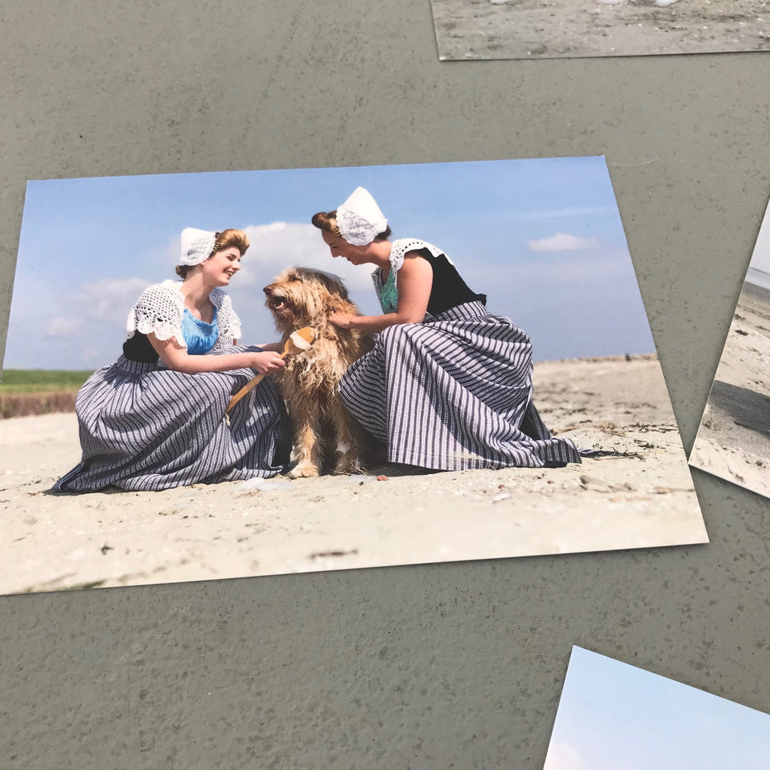 Detailfoto  Zeeuws Meisje Hondenwasstraat op strand 