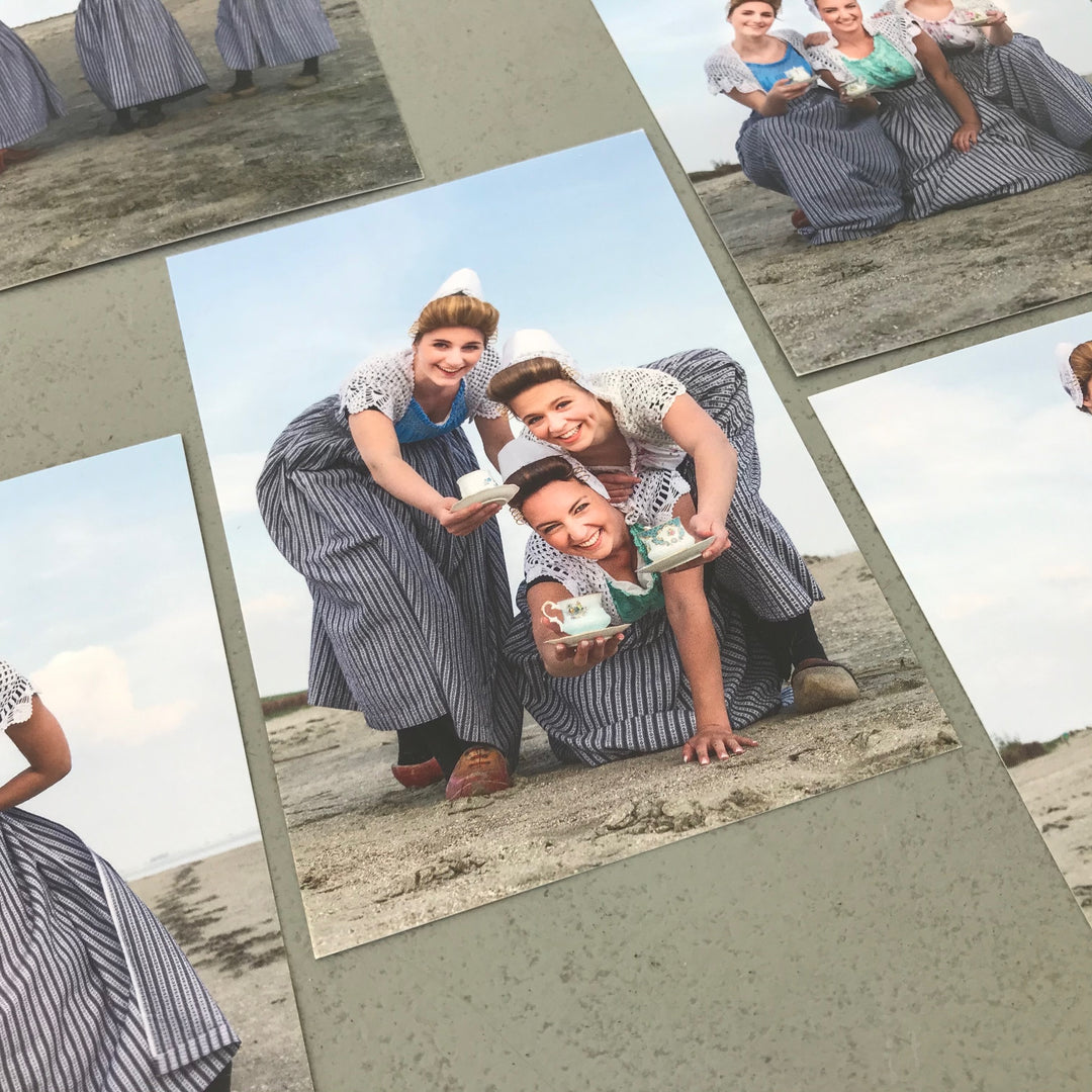 detailfoto Zeeuwse Meisjes in Walcherse dracht met koffie 