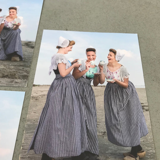 detailfoto Zeeuwse Meisjes lachend met koffie. Foto Rem van den Bosch 