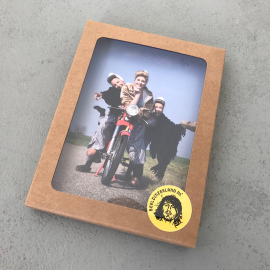 Cadeauverpakking Zeeuws Meisje traditioneel op de brommer