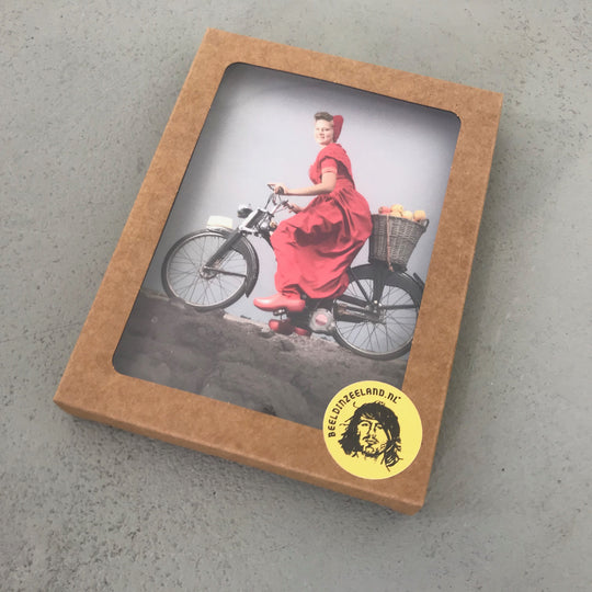Cadeauverpakking Zeeuws Meisje op de brommer