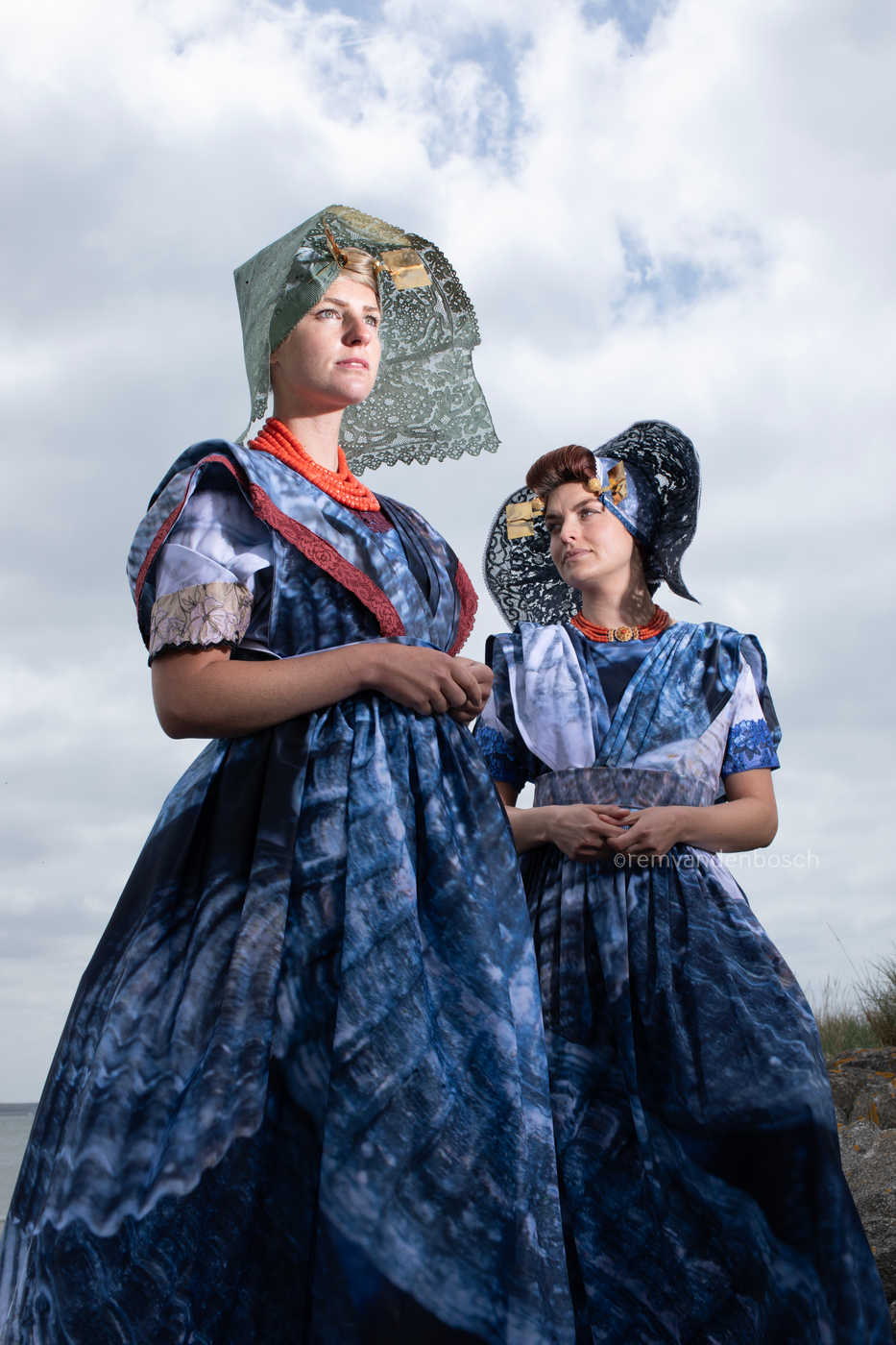 Rosalyn en Charlotte in moderne Zuid-Bevelandse dracht 