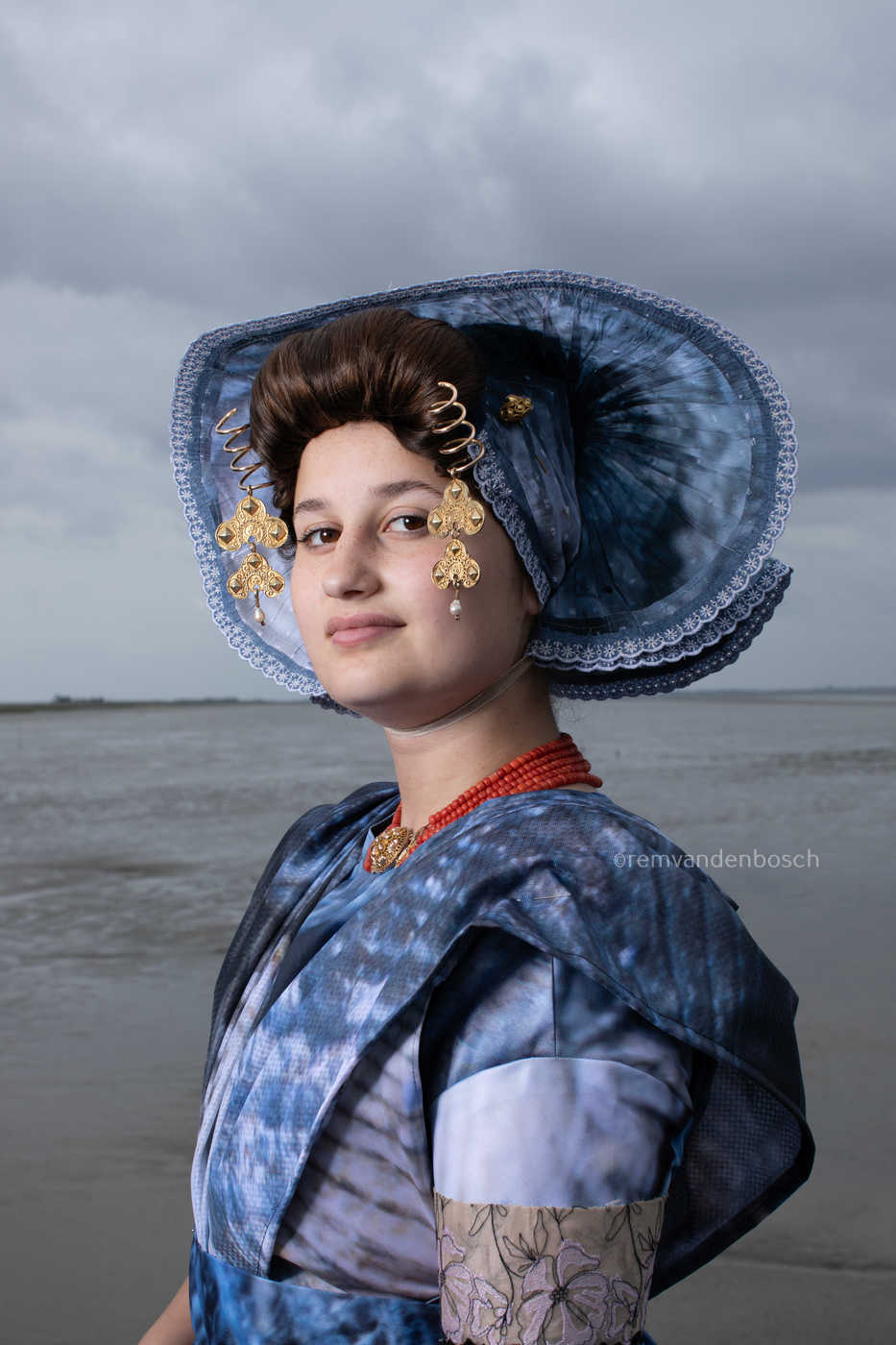 Portret Merit is moderne Nieuwlandse dracht 