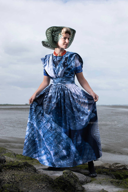 Rosalyn in de moderne dracht van Arnemuiden 