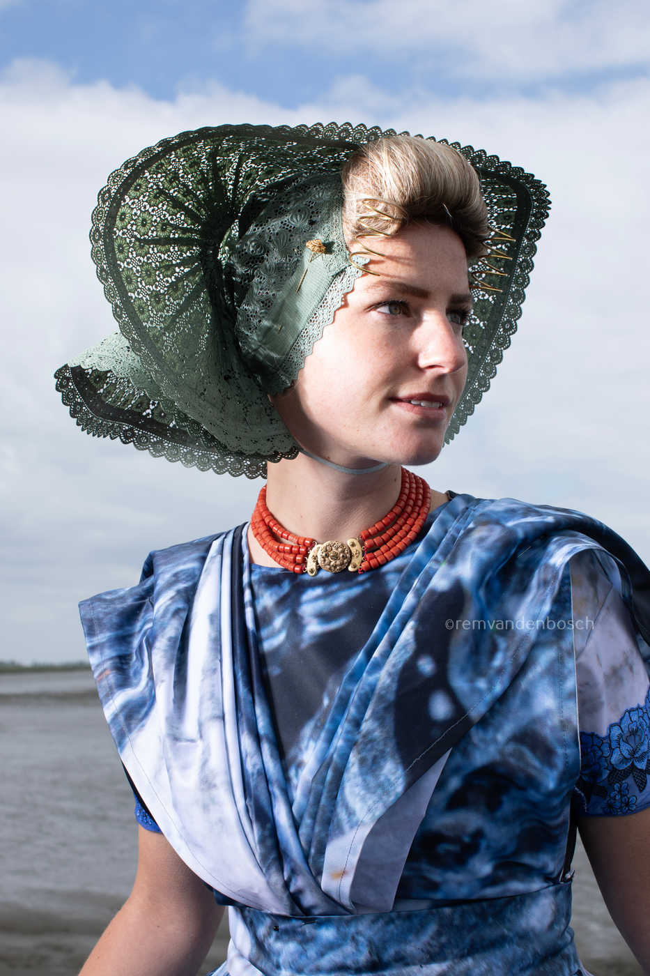 Portret van Rosalyn in onze moderne dracht van Arnemuiden 
