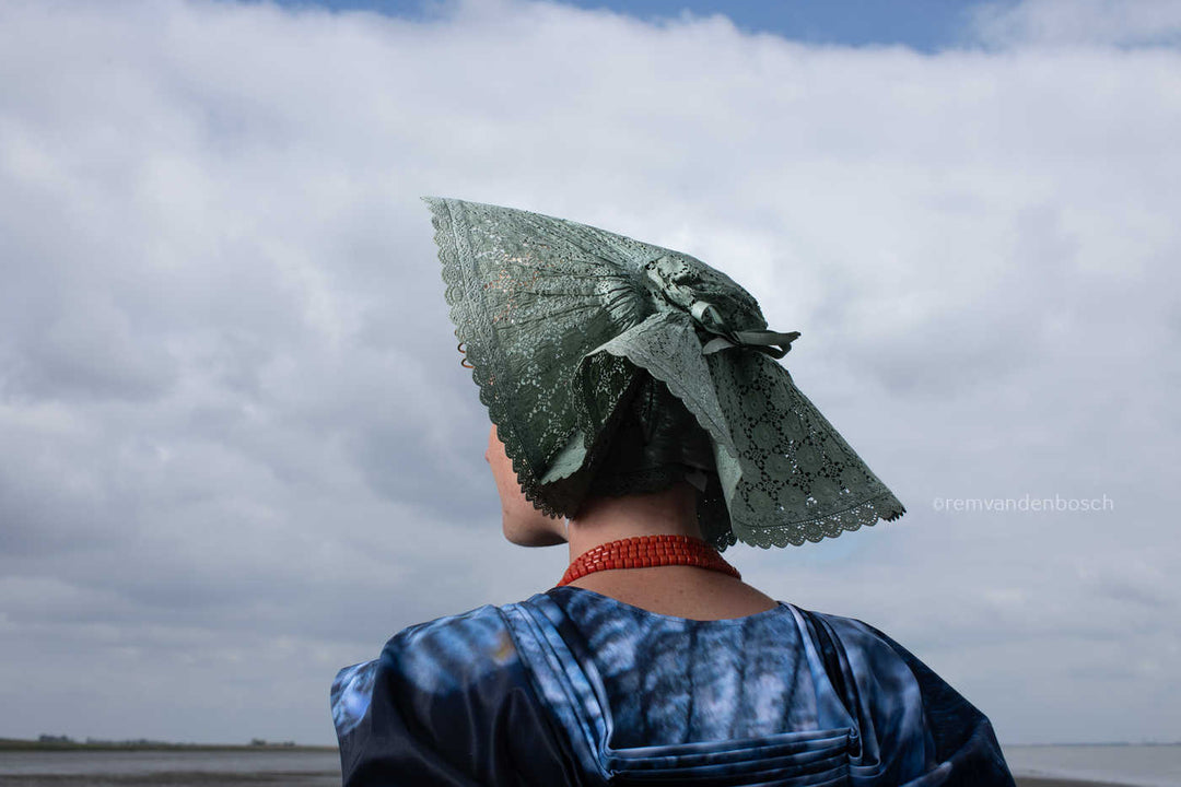 portret Rosalyn moderne dracht Arnemuiden op de dijk achteraanzicht liggend 
