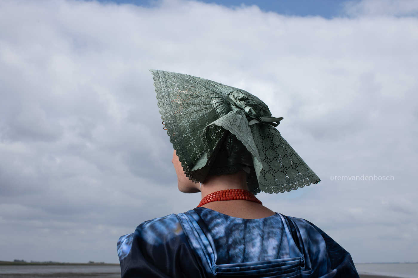 portret Rosalyn moderne dracht Arnemuiden op de dijk achteraanzicht liggend 