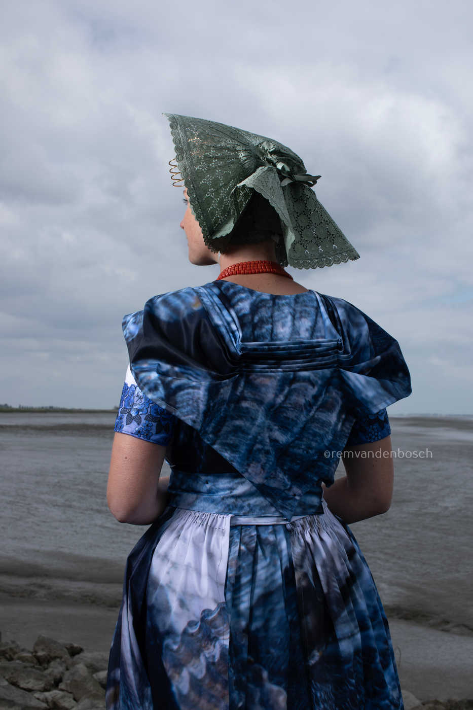 portret Rosalyn moderne dracht Arnemuiden op de dijk achteraanzicht Staand beeld 