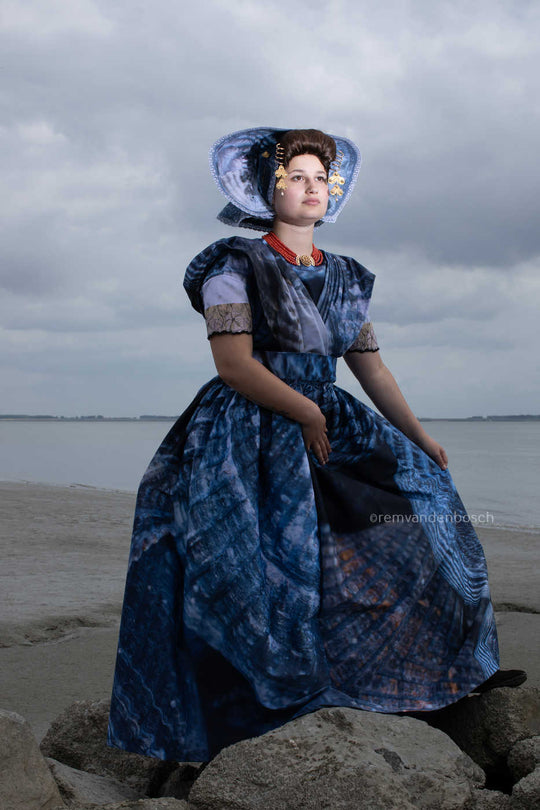 Merit in moderne Nieuwlandse dracht 