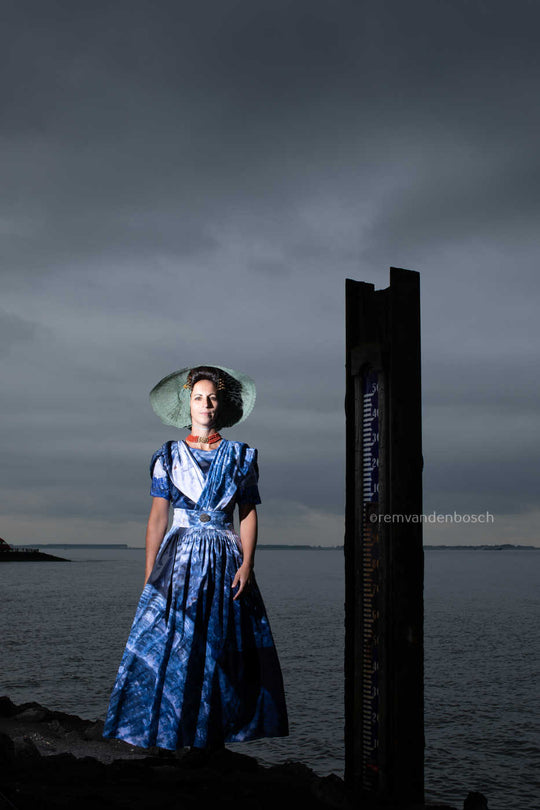 Ilyana in modern Arnemuiden met peilschaal 