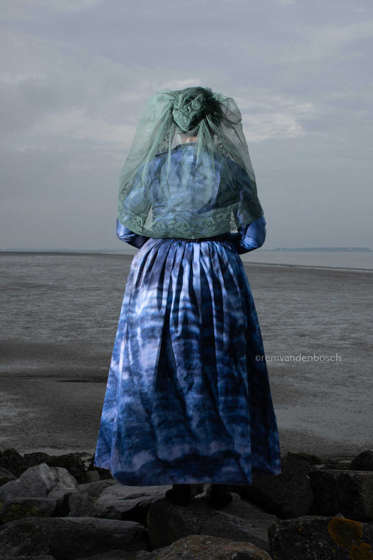 Lieves rugaanzicht gefotografeerd aan zee in een moderne interpretatie van de Schouwse dracht