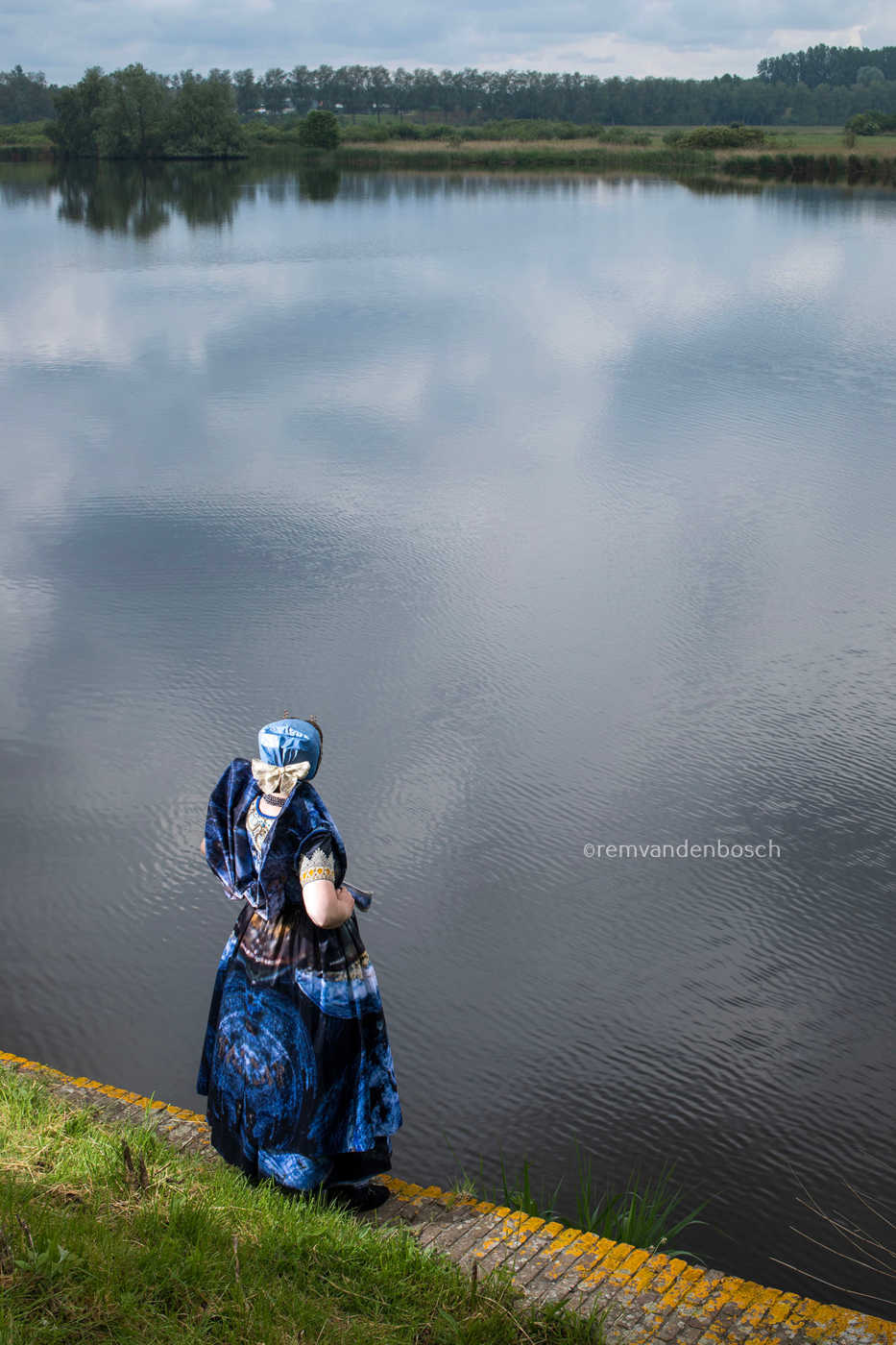 Staand portret van Janis in Axelse dracht aan het water , kunstfotografie door Rem van den Bosch