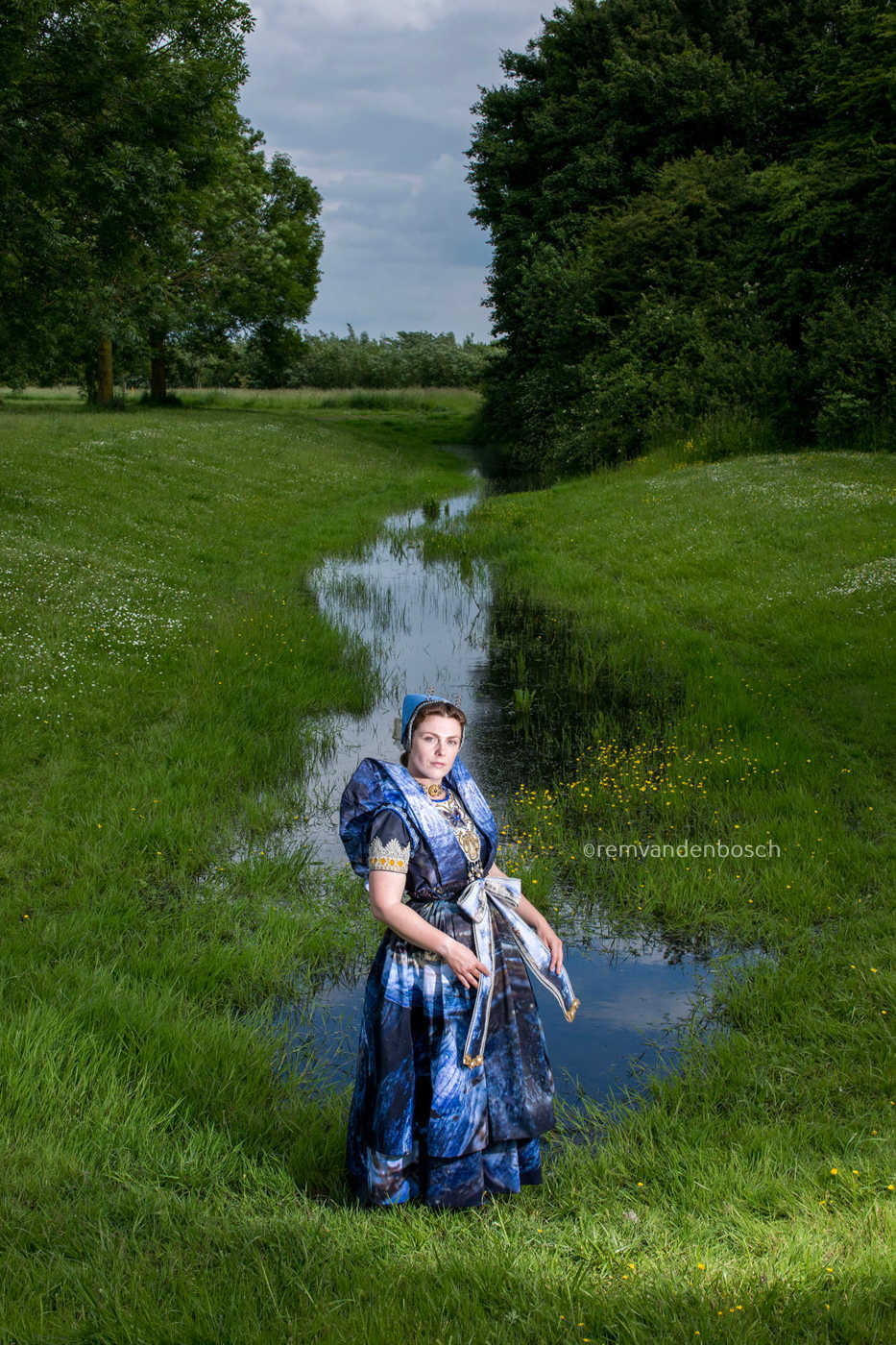 Janis in moderne Axelse dracht aan een beek