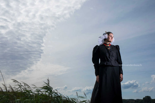 Liggend portret van Linde in traditionele dracht van Gooi- en Eemland – Nederlandse wandkunst