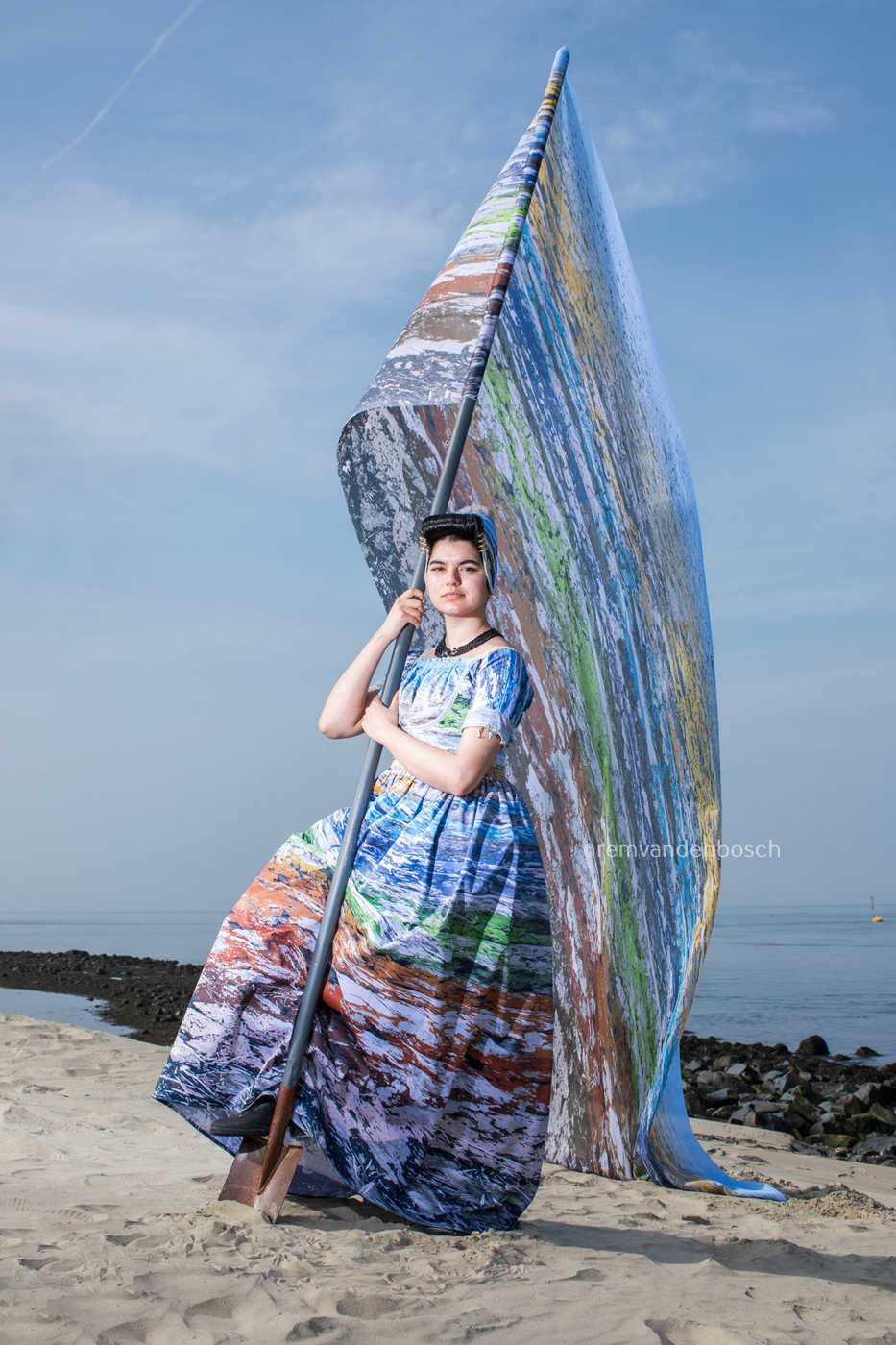 Esmee in de UNESCO Geopark Schelde Delta dracht op het strand 