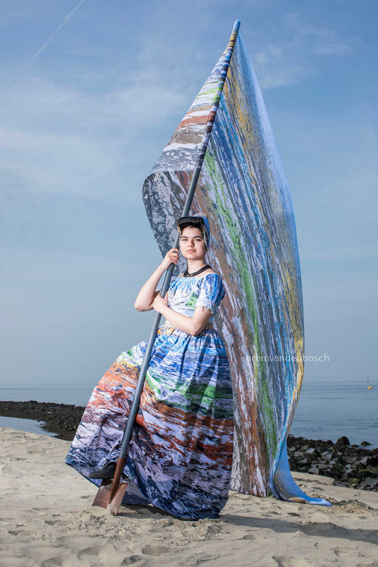 Esmee in de UNESCO Geopark Schelde Delta dracht op het strand 