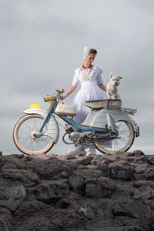 Staand fotobeeld van Yael in spierwitte moderne Walcherse dracht met brommer en wit hondje, Zeeuwse wandkunst