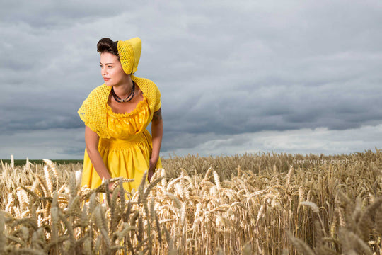 Daisy in gele Walcherse dracht in een veld vol tarwe. Gefotografeerd door Rem van Den Bosch, muurdecoratie 