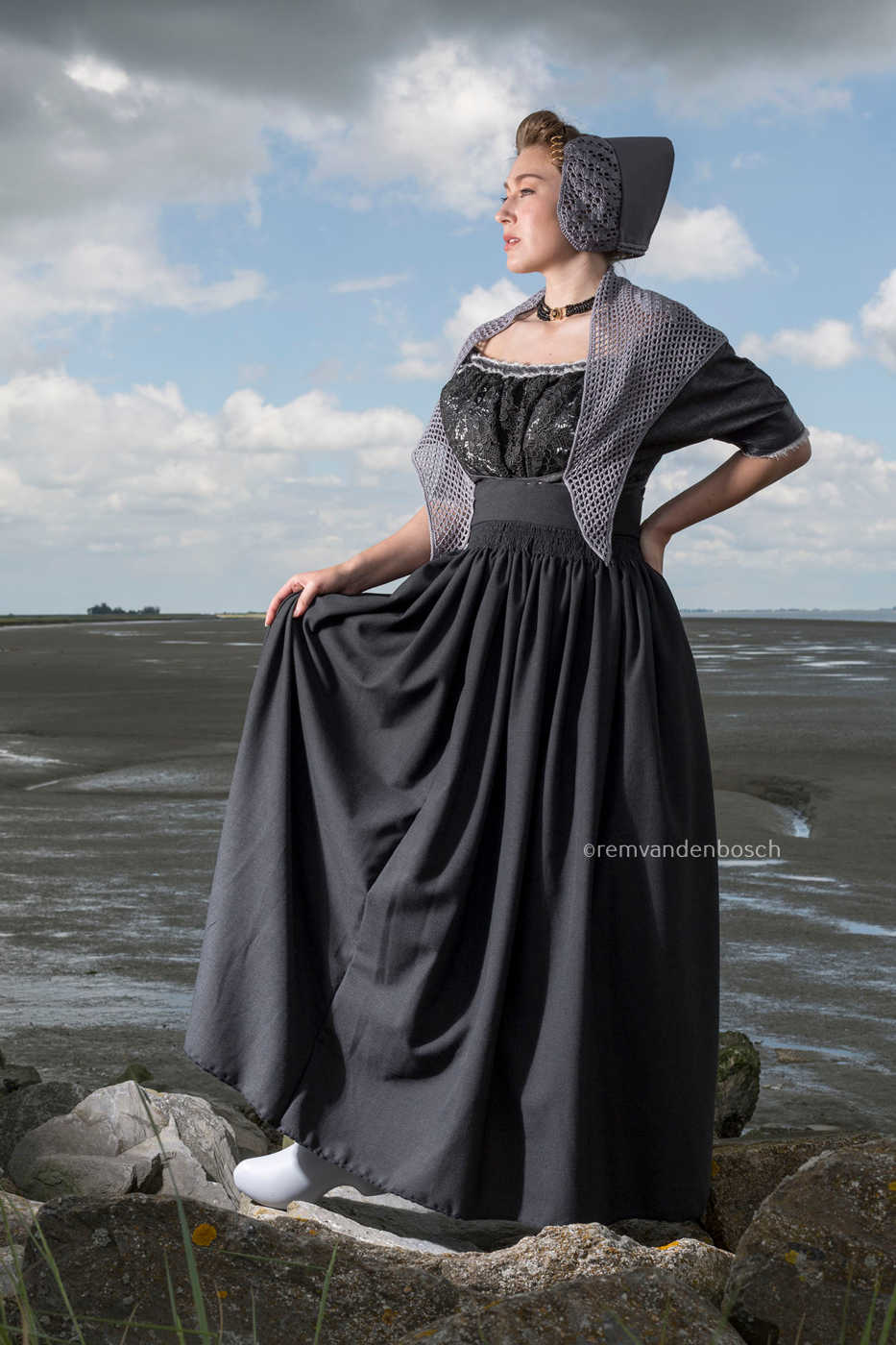 Rebecca verschild in grijze moderne Walcherse dracht aan zee. Fotografie Rem van den Bosch 