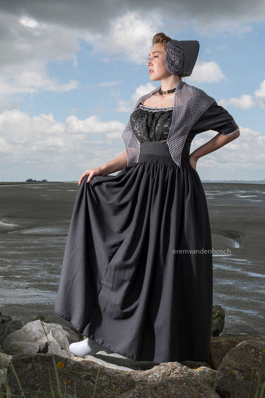 Rebecca verschild in grijze moderne Walcherse dracht aan zee. Fotografie Rem van den Bosch 