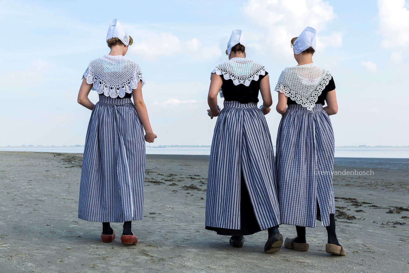 Drie Zeeuwse boerinnen op het strand 