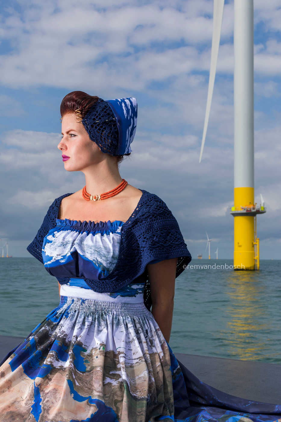 Eline in de moderne Walcherse werelddracht in het windpark voor de kust van Westkapelle. Fotografie Rem van den Bosch 