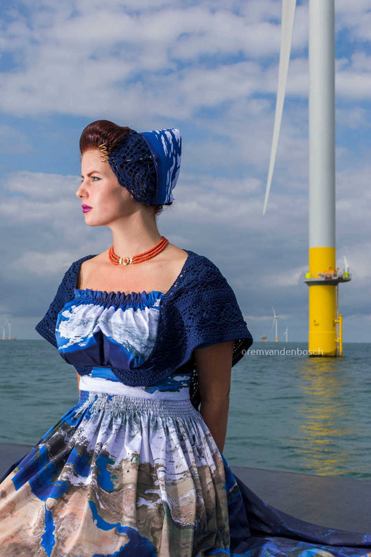 Eline in de moderne Walcherse werelddracht in het windpark voor de kust van Westkapelle. Fotografie Rem van den Bosch 