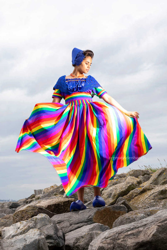 Narena in moderne regenbooginterpretatie van de Walcherse dracht  Zeeuwse wandkunst Rem van den Bosch 