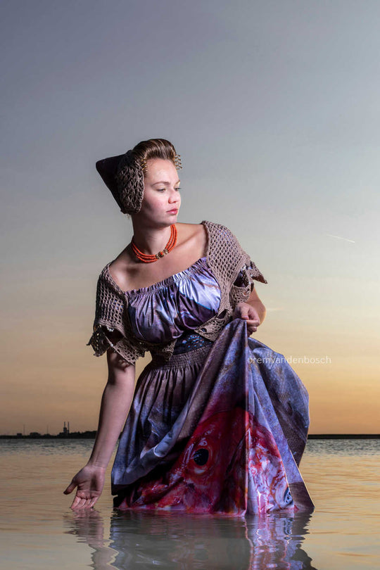 Lois in moderne Walcherse vissendracht staand in zee – Zeeuwse wandkunst