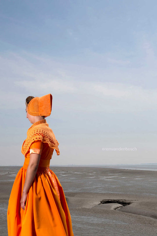 Ruby in moderne oranje Walcherse dracht in de slikken aan zee , Zeeuwse wandkunst door Rem van den Bosch 