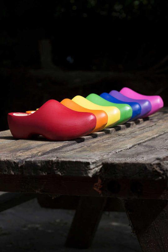 Staand fotobeeld van zeven gekleurde klompen in regenboogkleuren , Zeeuws Meisje, gefotografeerd door Rem van den Bosch 