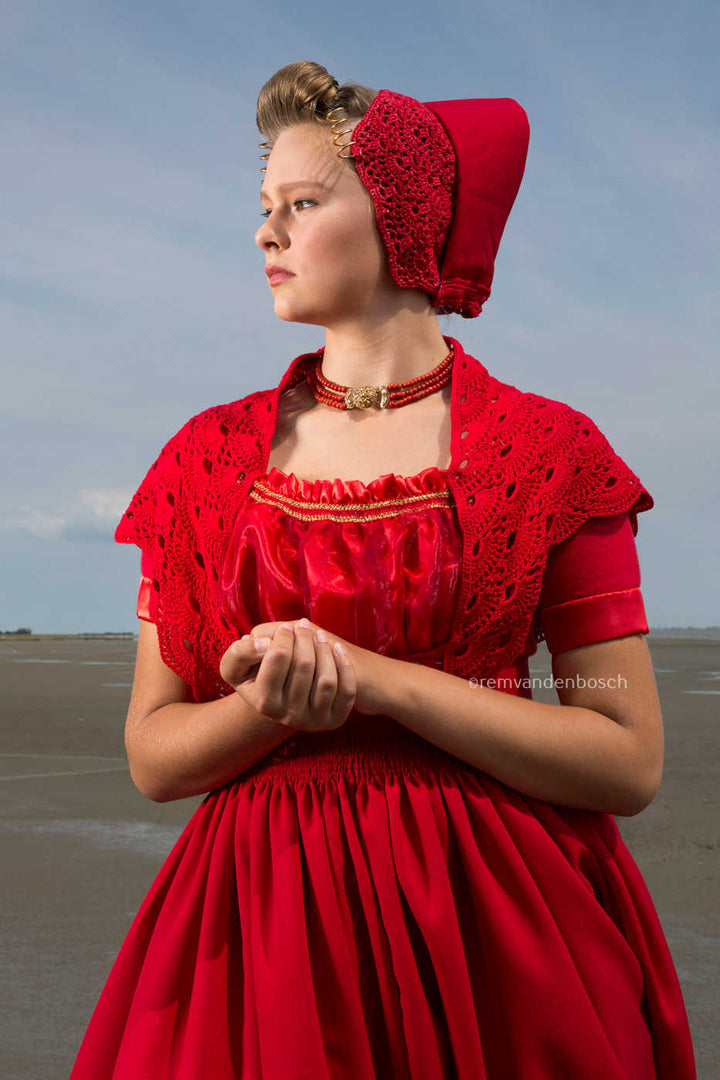 Staand portret van Phoebe in moderne rode Walcherse dracht, prachtige Zeeuwse wandkunst
