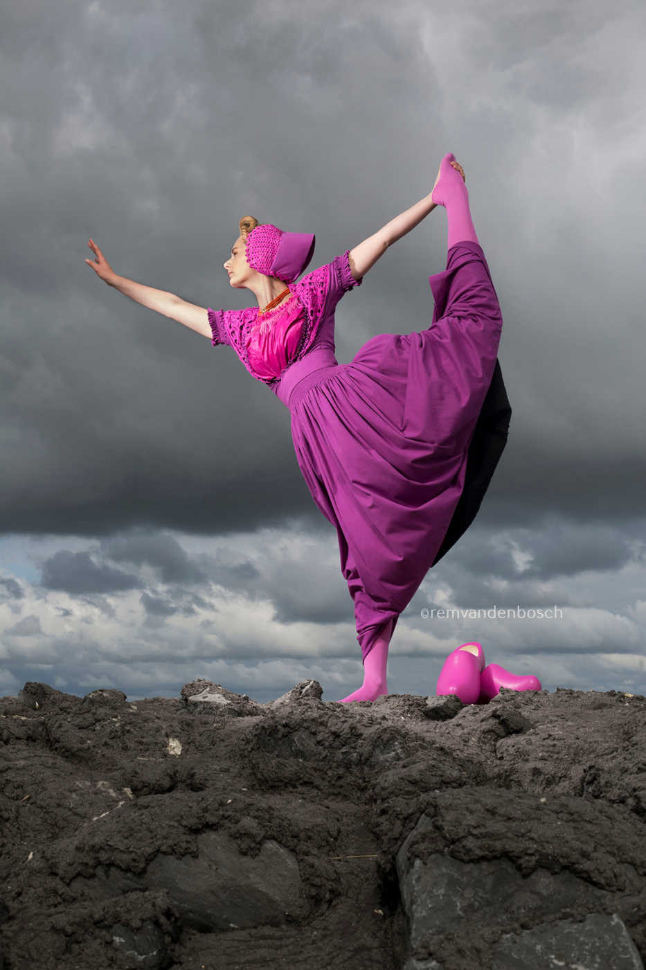 Yael in moderne roze Walcherse dracht in balletpose op de Zeeuwse dijk, elegante Zeeuwse wandkunst