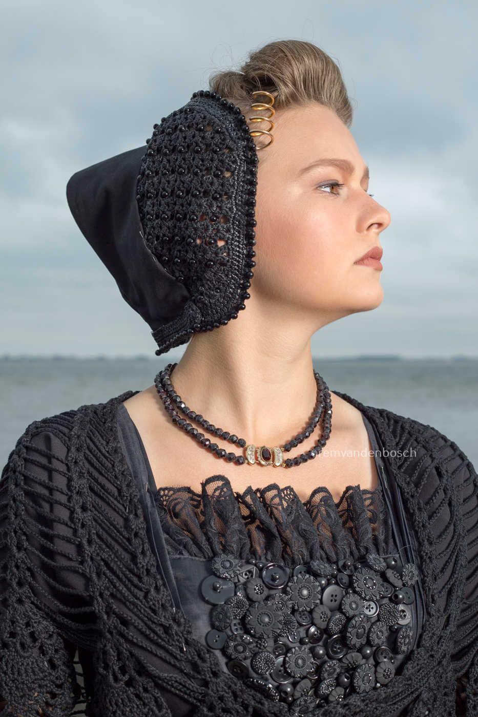 Portret van Phoebe in zwarte Walcherse dracht, tijdloze Zeeuwse wandkunst