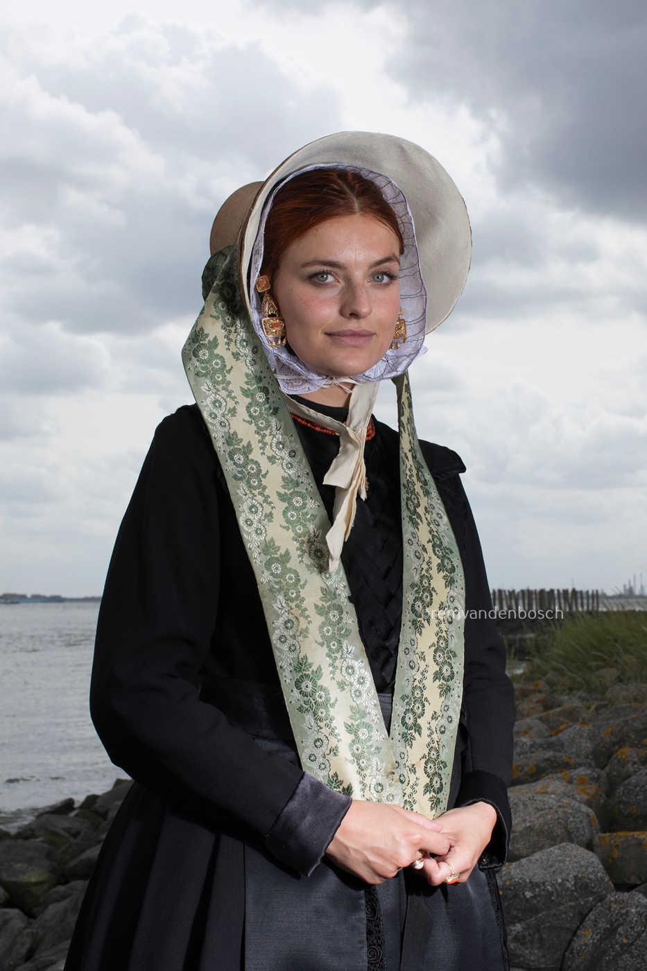 Portret van Charlotte in zondagse Cadzandse dracht, kunstfotografie door Rem van den Bosch, kunst aa de muur, muurdecor 