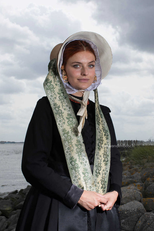 Portret van Charlotte in zondagse Cadzandse dracht, kunstfotografie door Rem van den Bosch, kunst aa de muur, muurdecor 