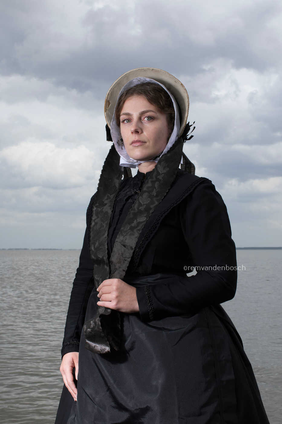 Portret van Janis in Cadzandse rouwdracht, kunstfotografie door Rem van den Bosch