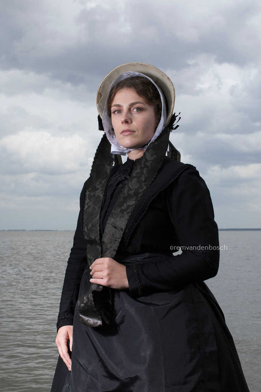 Portret van Janis in Cadzandse rouwdracht, kunstfotografie door Rem van den Bosch