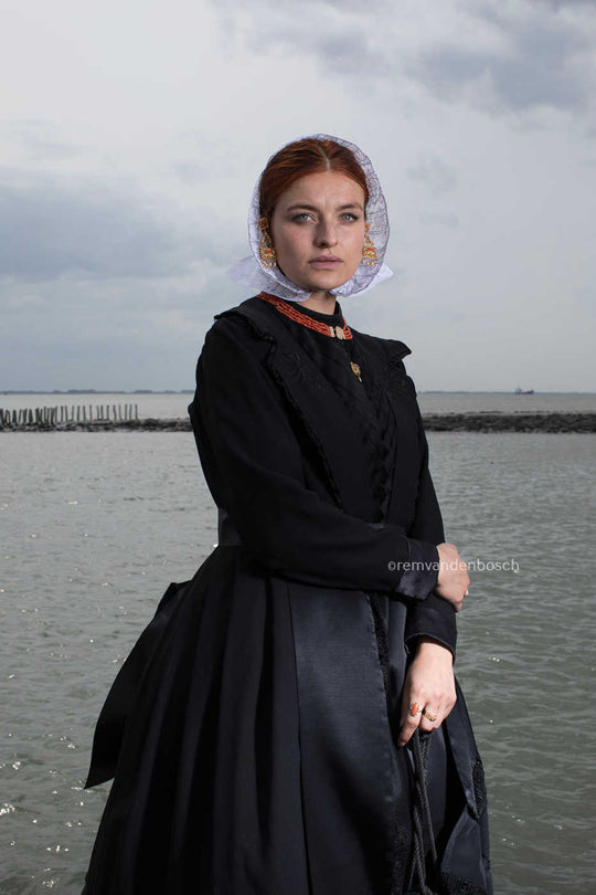 Staand portret van Charlotte bij de haven in Cadzandse dracht , kunstfotografie door Rem van den Bosch
