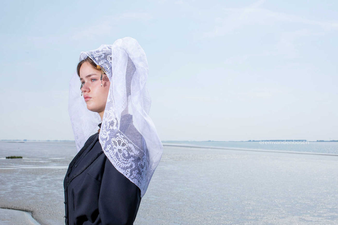 Liggend beeld van Anouk in Schouwse dracht gefotografeerd door Rem van den Bosch 